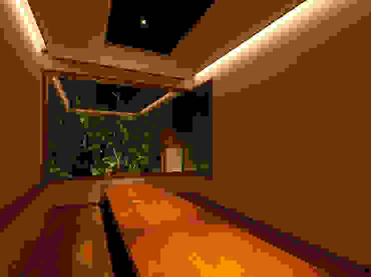 一級建築士事務所 Eee works Modern media room Wood effect