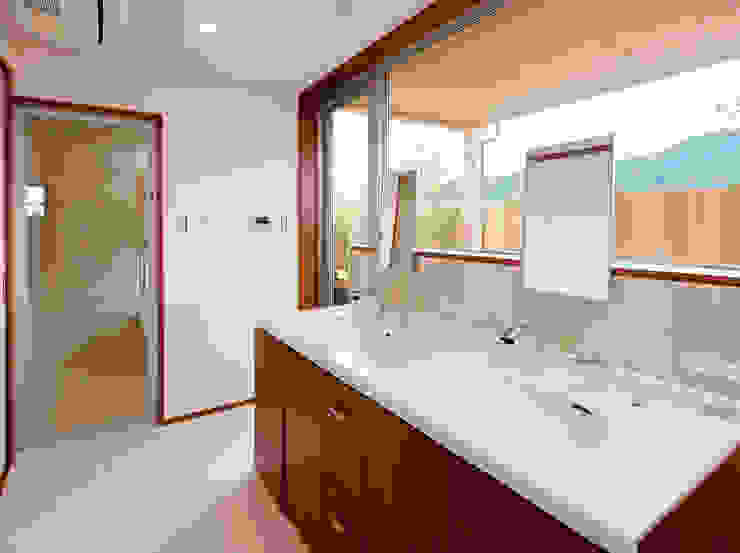 一級建築士事務所 Eee works Modern bathroom Multicolored
