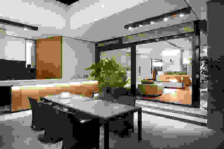 LEE+MIR Balcones y terrazas modernos: Ideas, imágenes y decoración