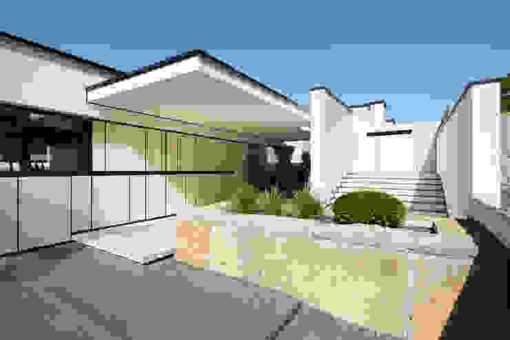 LEE+MIR Casas modernas: Ideas, imágenes y decoración