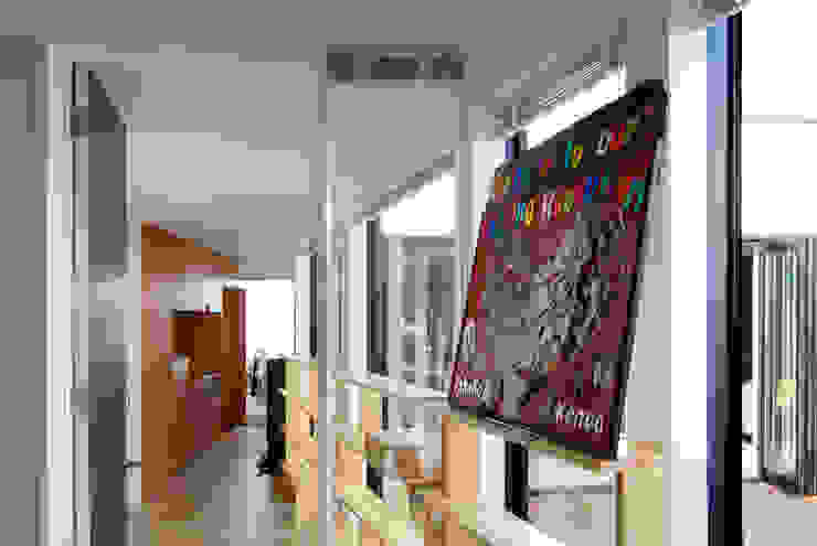 インナーコートのある家, BDA.T / ボーダレスドロー BDA.T / ボーダレスドロー Modern Corridor, Hallway and Staircase