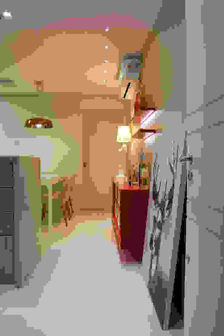 ARQ Ana Lore Burliga Miranda Eclectic corridor, hallway & stairs MDF Red