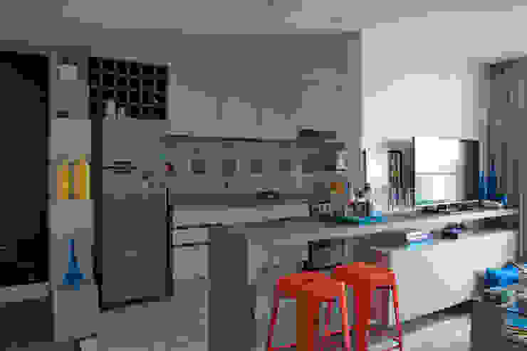 RESIDÊNCIA JO UNION Architectural Concept Cozinhas modernas Cerâmica Multi colorido