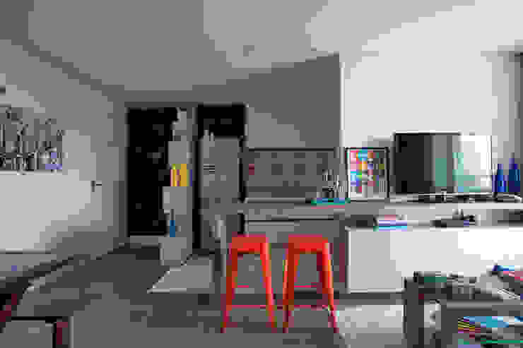 RESIDÊNCIA JO UNION Architectural Concept Cozinhas modernas de madeira e plástico Multi colorido