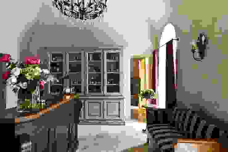 Ambienti - Finiture parietali con intonaci antichi, Tre Mani Design Tre Mani Design Коридор, прихожая и лестница в классическом стиле