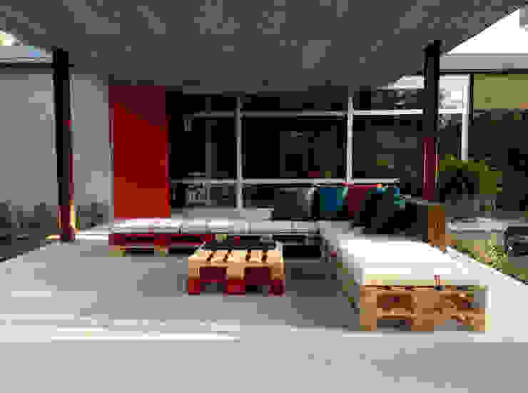 Área de descanso en vivienda unifamiliar, Atelier de Desseins Atelier de Desseins Moderner Balkon, Veranda & Terrasse Holz