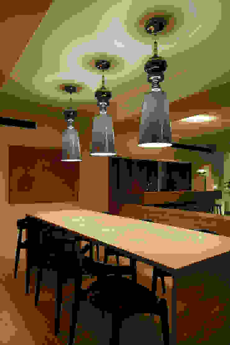 O邸 中塚健仁建築設計事務所 Їдальня