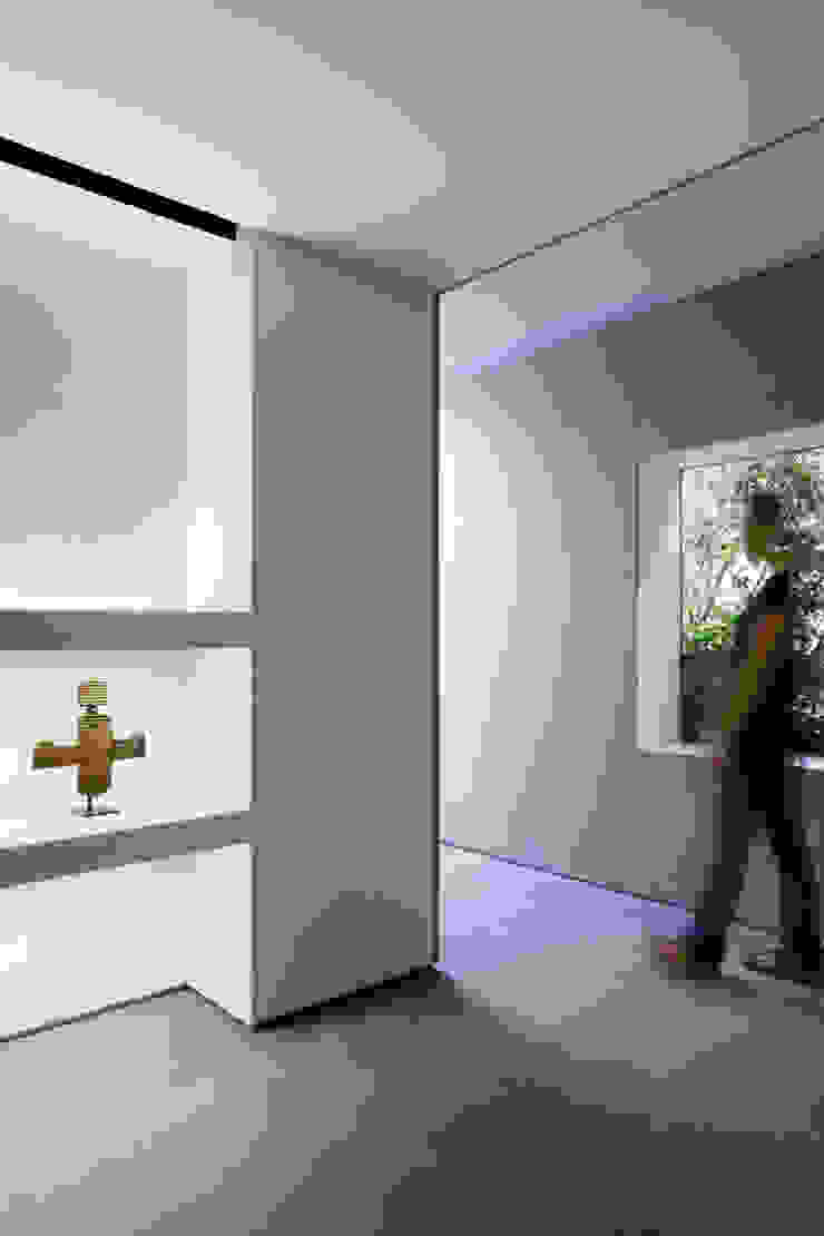 O邸 中塚健仁建築設計事務所 Коридор