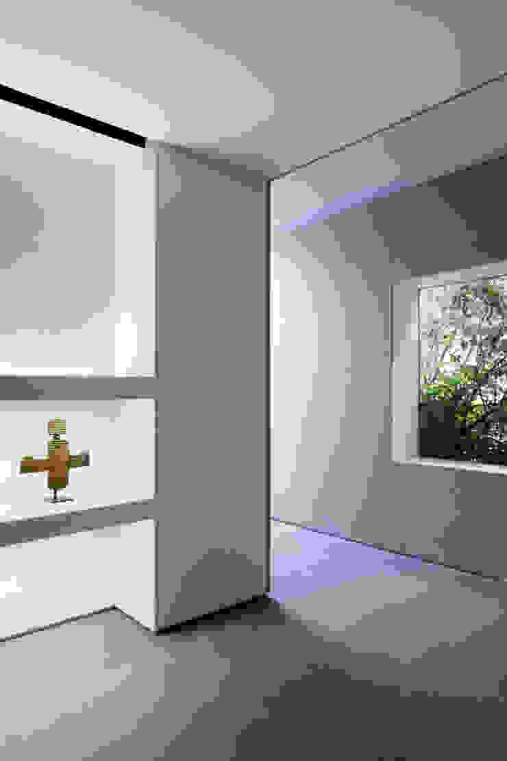 O邸 中塚健仁建築設計事務所 Коридор