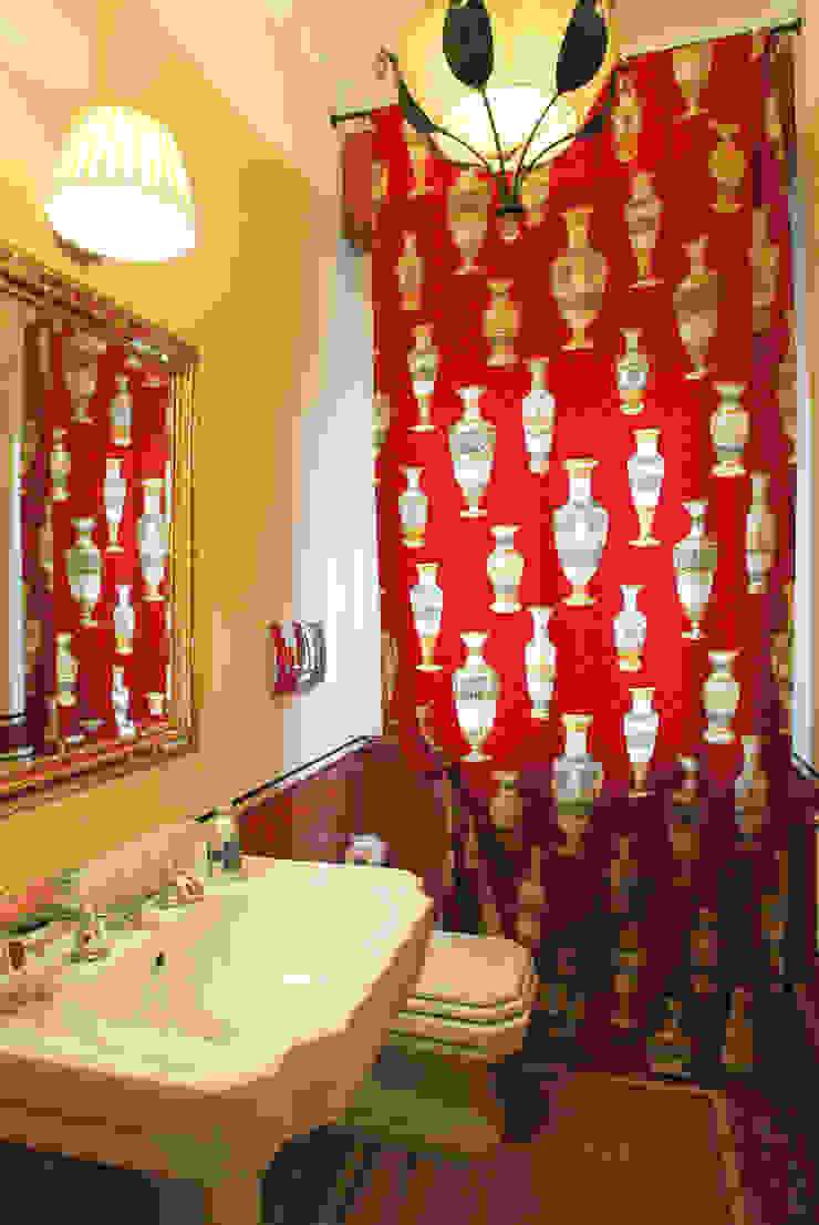 bagno con tende rosse bilune studio Bagno in stile classico