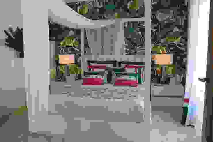 Quarto de Hóspedes "Cabana Tropical Verde e Fúcsia" By Andreia Louraço Design e Interiores, Andreia Louraço - Designer de Interiores (Email: atelier.andreialouraco@gmail.com) Andreia Louraço - Designer de Interiores (Email: atelier.andreialouraco@gmail.com) Tropische Schlafzimmer Textil Grün