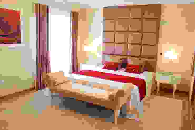 Classic style bedroom by Andreia Louraço - Designer de Interiores (Email: andreialouraco@gmail.com) Classic Wood Wood effect