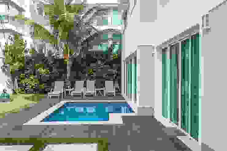 RESIDENCIA FAMILIAR SÃO CONRADO RJ AR Arquitetura & Interiores Piscina moderna