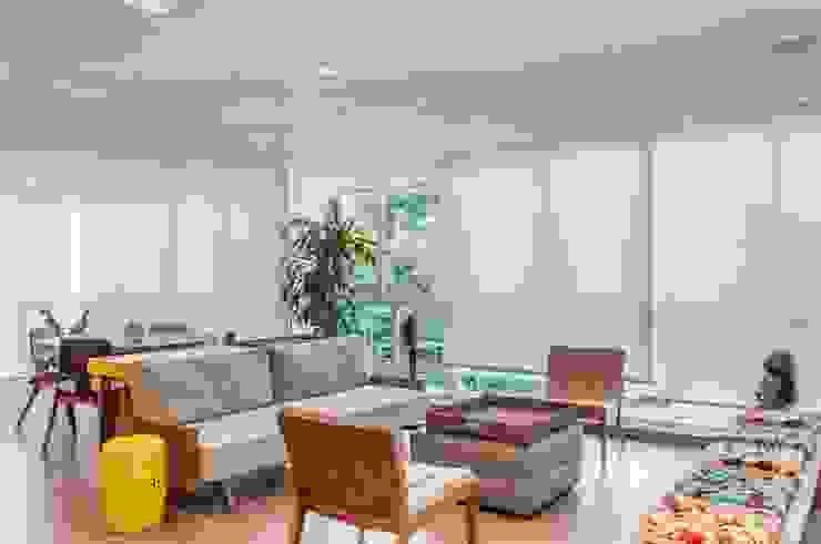 RESIDENCIA FAMILIAR SÃO CONRADO RJ AR Arquitetura & Interiores Soggiorno moderno