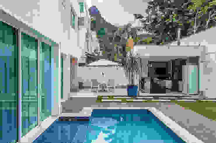 RESIDENCIA FAMILIAR SÃO CONRADO RJ AR Arquitetura & Interiores Piscina moderna