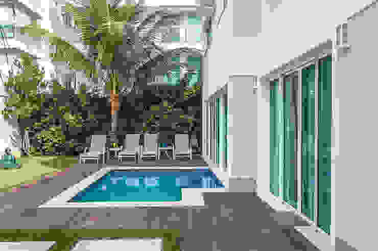 RESIDENCIA FAMILIAR SÃO CONRADO RJ AR Arquitetura & Interiores Piscina moderna