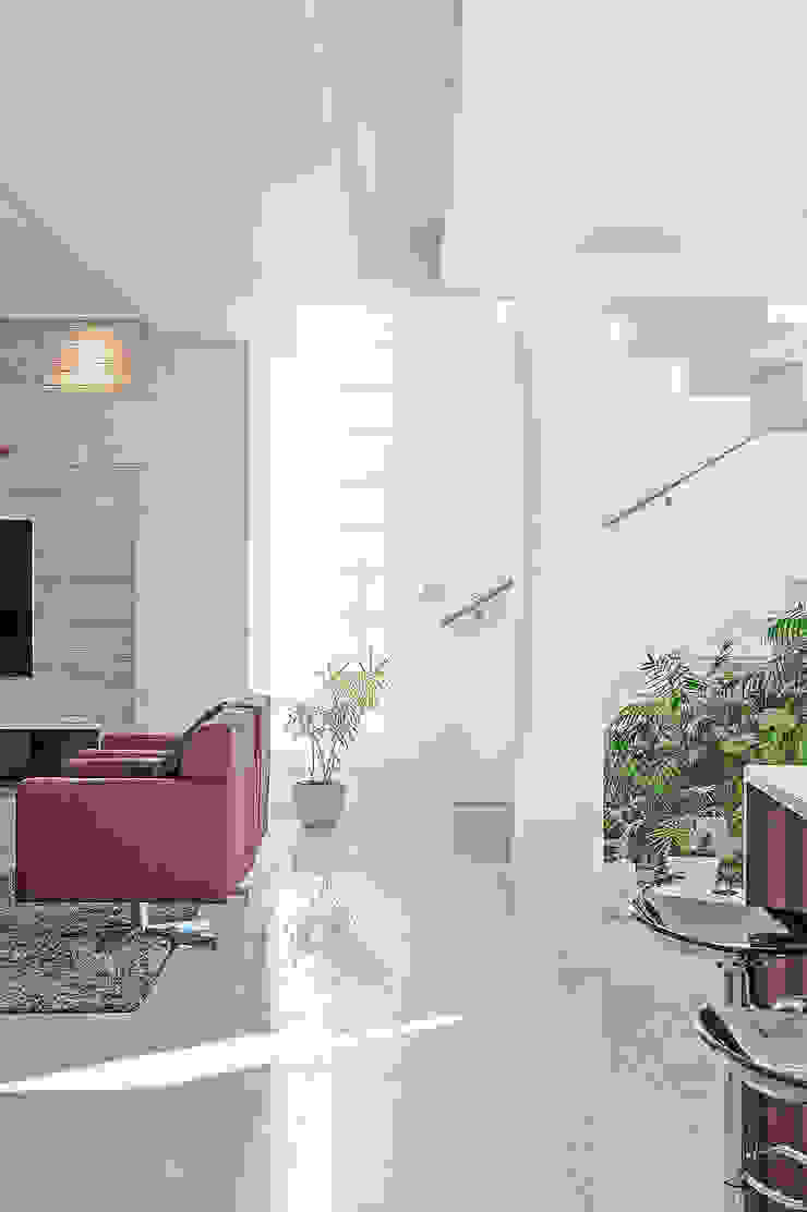 Patrícia Azoni Arquitetura + Arte & Design Modern corridor, hallway & stairs