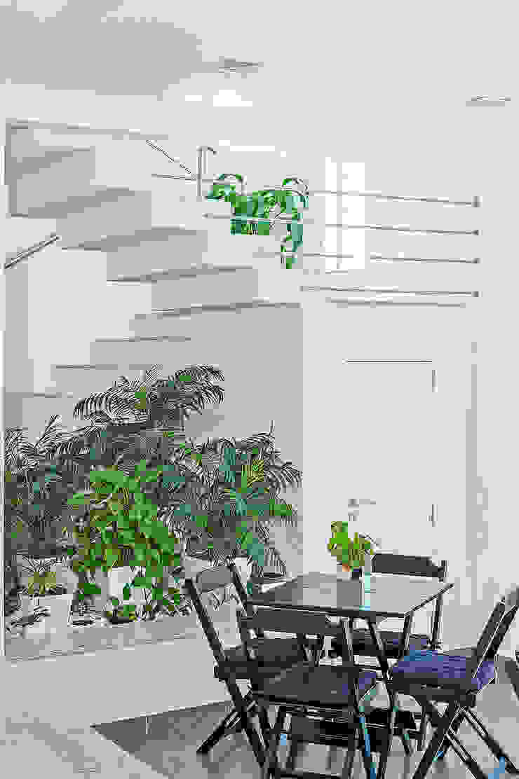 Patrícia Azoni Arquitetura + Arte & Design Modern corridor, hallway & stairs