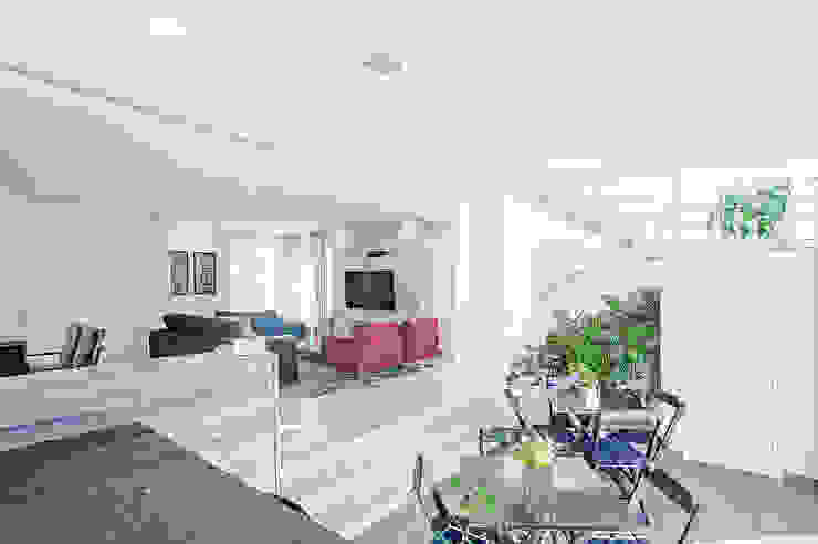 Patrícia Azoni Arquitetura + Arte & Design Modern corridor, hallway & stairs