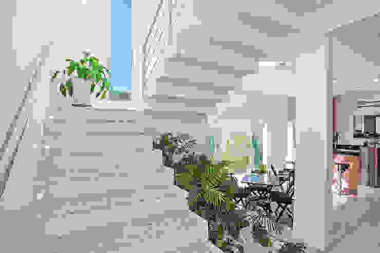 Patrícia Azoni Arquitetura + Arte & Design Modern corridor, hallway & stairs