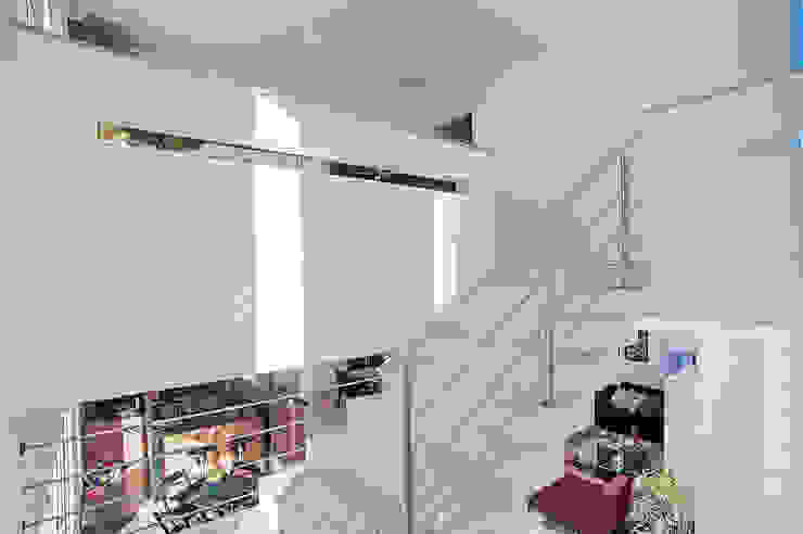 Patrícia Azoni Arquitetura + Arte & Design Modern corridor, hallway & stairs