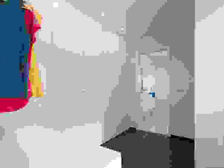 house 116 bo | bruno oliveira, arquitectura Modern Dressing Room Engineered Wood White