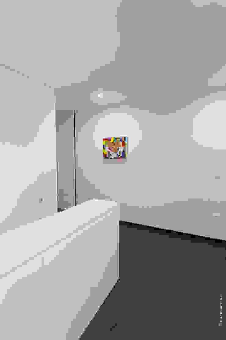 house 116 bo | bruno oliveira, arquitectura Modern Corridor, Hallway and Staircase Wood White