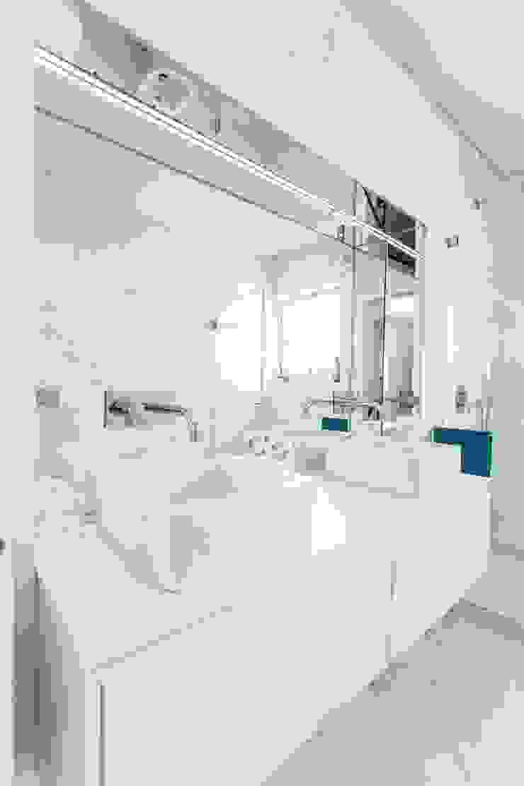 house 116 bo | bruno oliveira, arquitectura Modern Bathroom Ceramic White