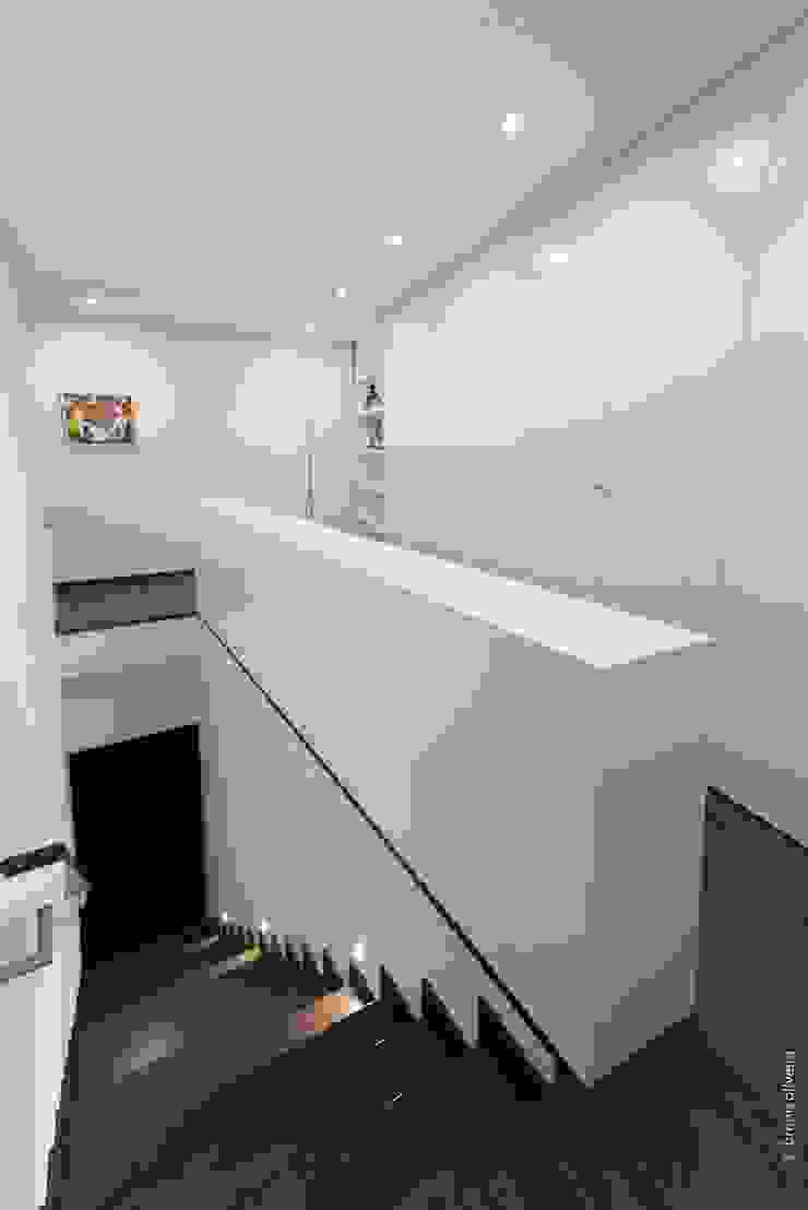 house 116 bo | bruno oliveira, arquitectura Modern Corridor, Hallway and Staircase Engineered Wood White