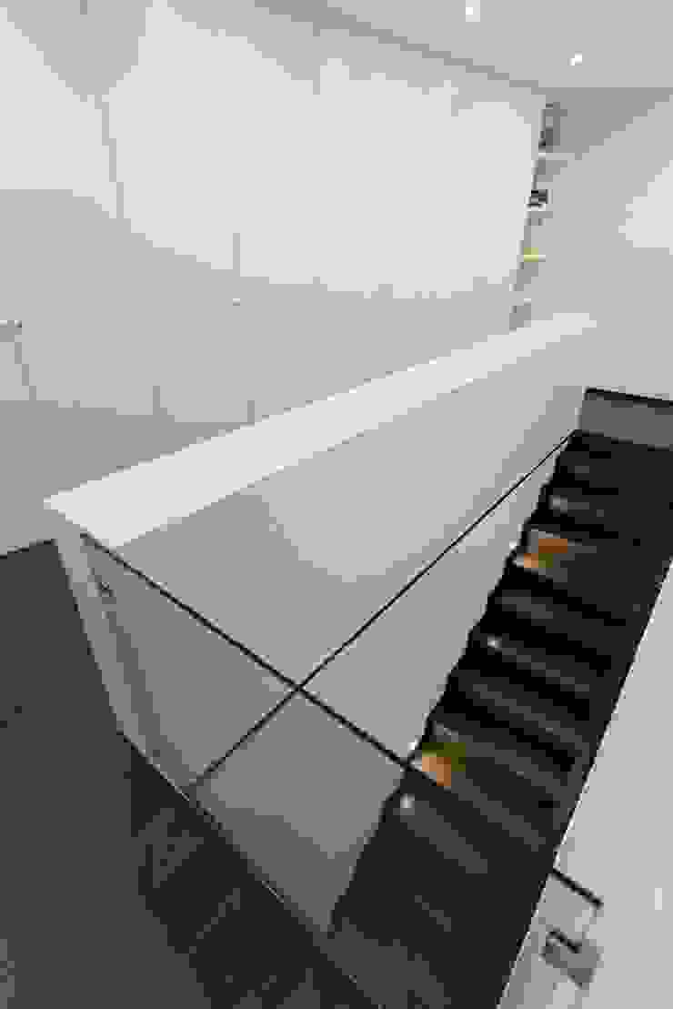 house 116 bo | bruno oliveira, arquitectura Modern Corridor, Hallway and Staircase Engineered Wood White