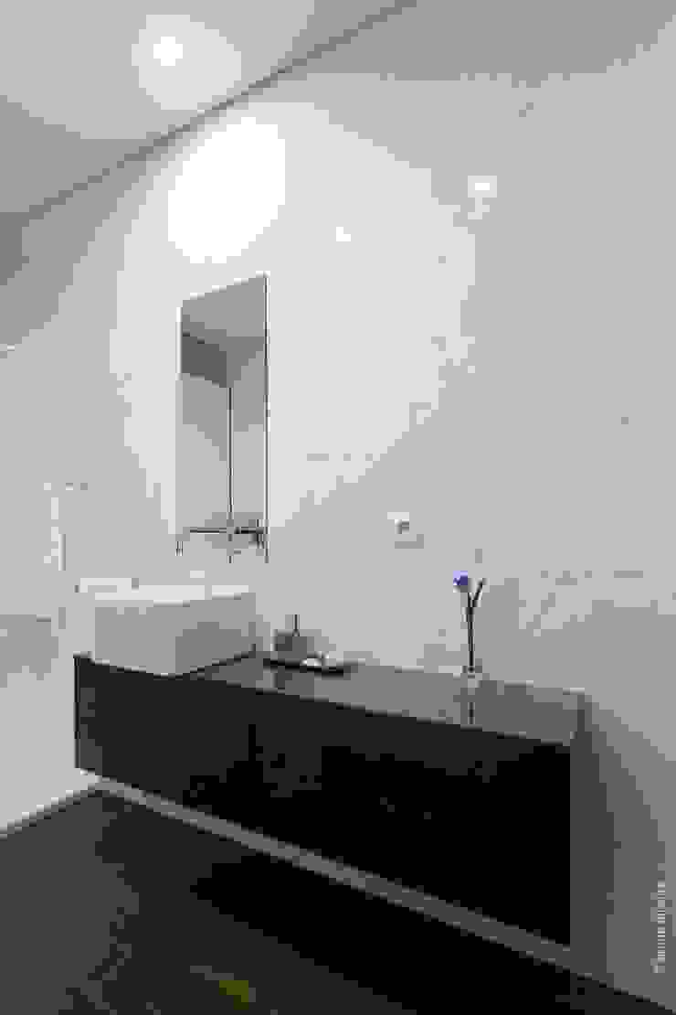 house 116 bo | bruno oliveira, arquitectura Modern Bathroom Ceramic White