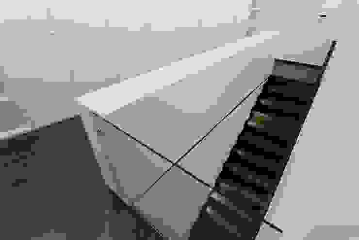 house 116 bo | bruno oliveira, arquitectura Modern Corridor, Hallway and Staircase Wood White