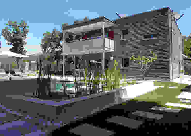 vista desde el jardín Construir con Baufritz Casas de estilo moderno Madera Gris sostenibilidad,bioconstruccion,ecología,autosuficiencia,alérgicos,ehs,sqm,casa de madera,casa prefabricada