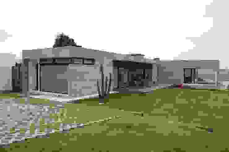 VIVIENDA UNIFAMILIAR EN LA PLAYA DE ESPIÑEIRO, EPB42 Arquitectura y Planeamiento, S.L EPB42 Arquitectura y Planeamiento, S.L Casas de estilo moderno Cielo,Nube,Edificio,Planta,Lote de tierra,Árbol,Césped,Ventana,Bienes raíces,casa