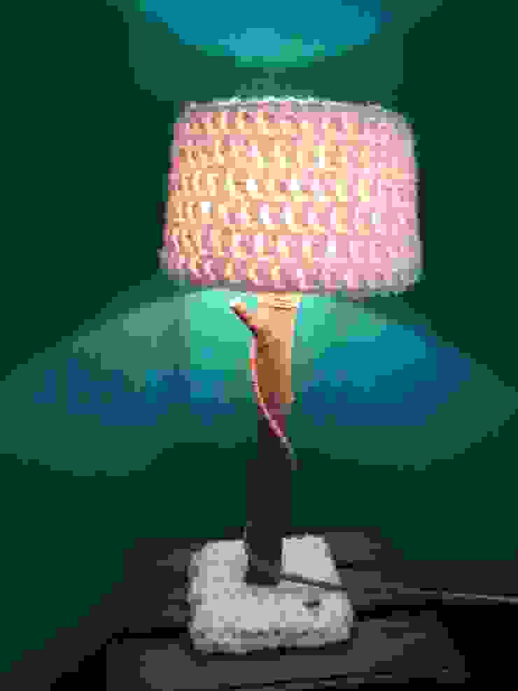 Stoere natuurlijke tafellampen met warme wollen kappen., WoodWoolDesign WoodWoolDesign Scandinavische slaapkamers Verlichting