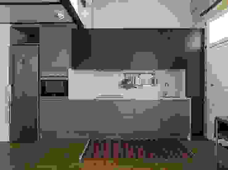 Moderne Küchen von amBau Gestion y Proyectos Modern