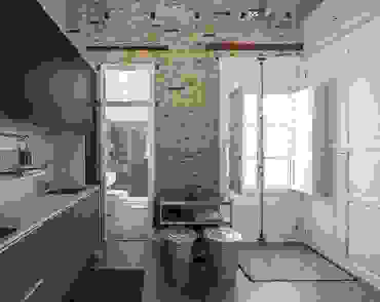 Moderne Küchen von amBau Gestion y Proyectos Modern