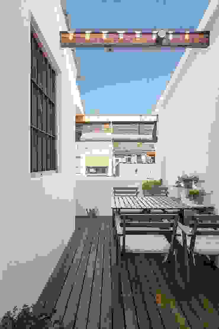 La rehabilitación de un pequeño loft con terraza en el Cabañal, amBau Gestion y Proyectos amBau Gestion y Proyectos Modern balcony, veranda & terrace