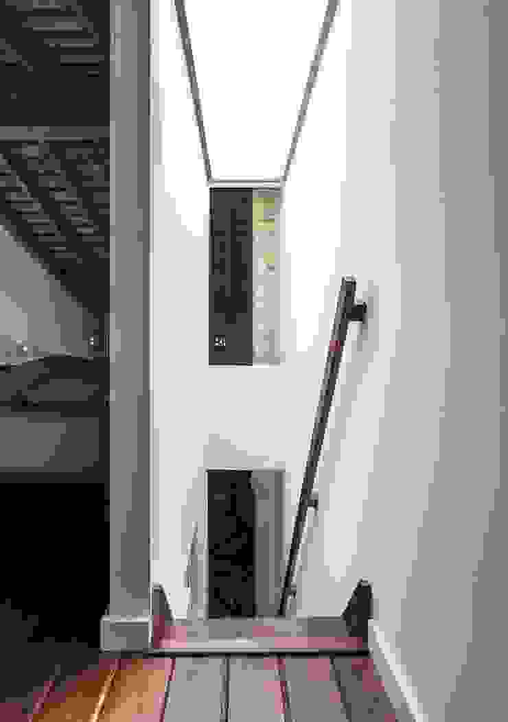 Moderner Flur, Diele & Treppenhaus von amBau Gestion y Proyectos Modern