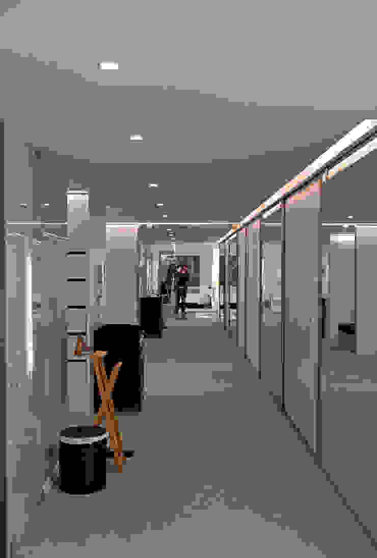 Quarto de Vestir guedes cruz arquitectos Closets minimalistas