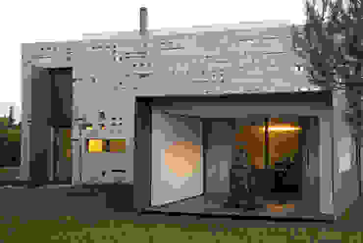 Vista exterior da Sala de Jantar guedes cruz arquitectos Salas de jantar minimalistas