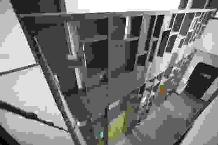 Corredores, halls e escadas modernos por WRKSHP arquitectura/urbanismo Moderno Madeira Efeito de madeira