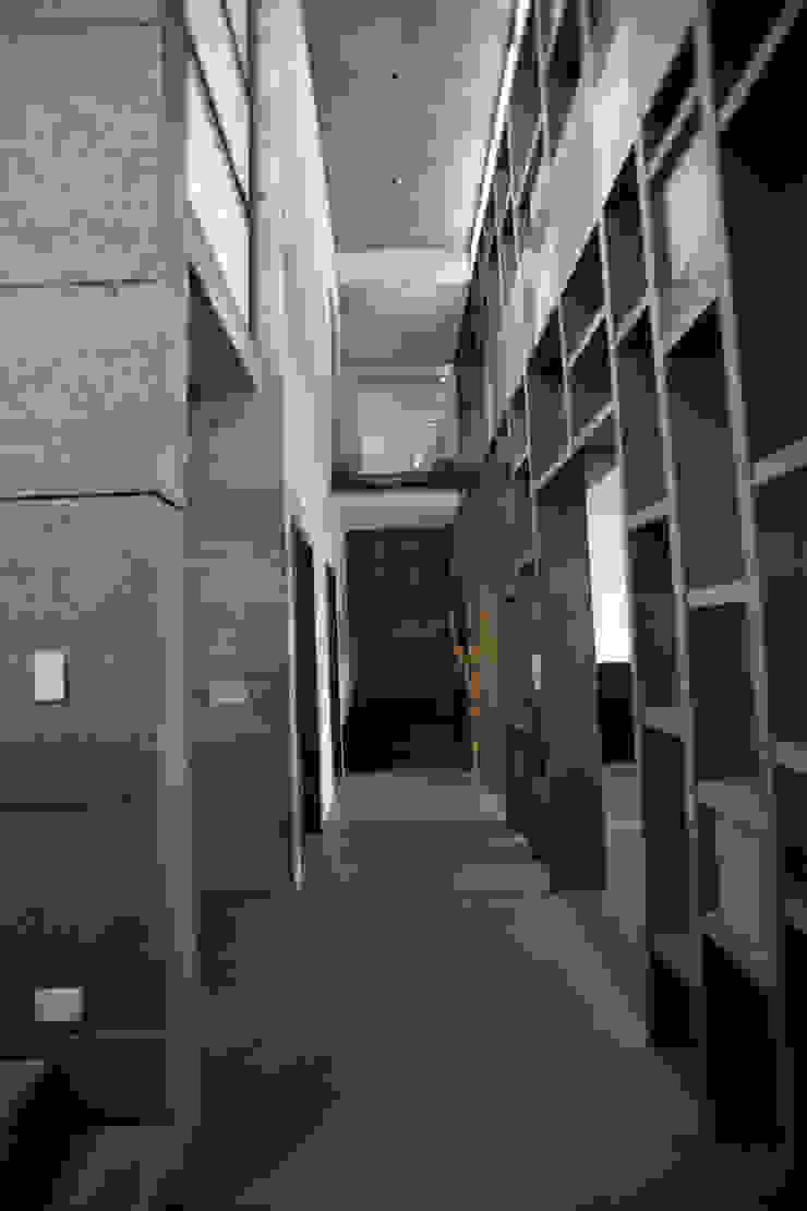 Corredores, halls e escadas modernos por WRKSHP arquitectura/urbanismo Moderno Madeira Efeito de madeira