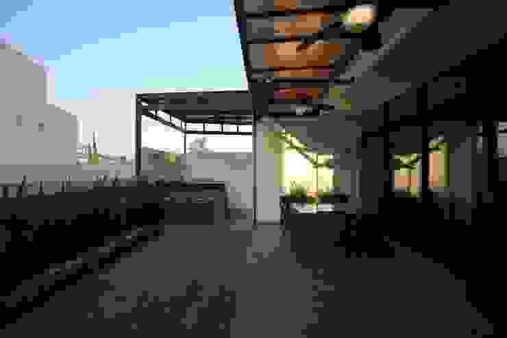 Varandas, alpendres e terraços modernos por WRKSHP arquitectura/urbanismo Moderno Pedra