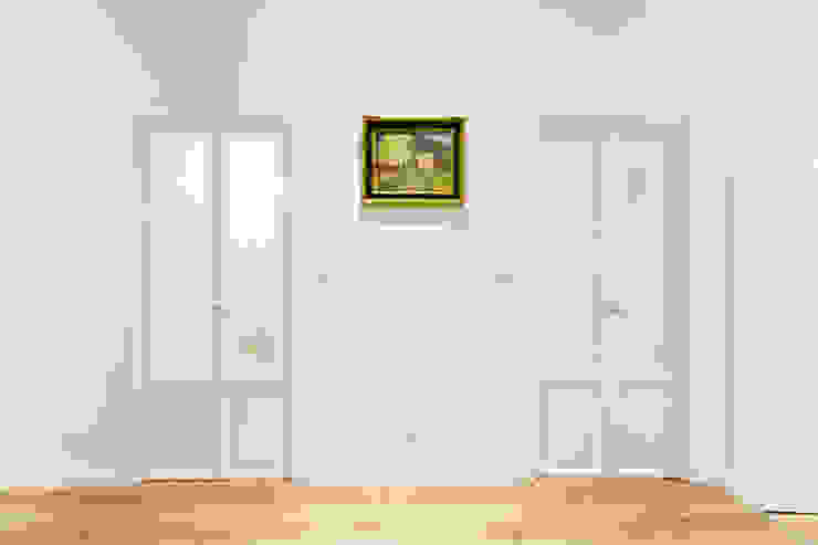 ISLABAU constructora Modern Corridor, Hallway and Staircase White