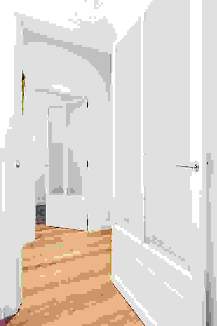 ISLABAU constructora Modern Corridor, Hallway and Staircase