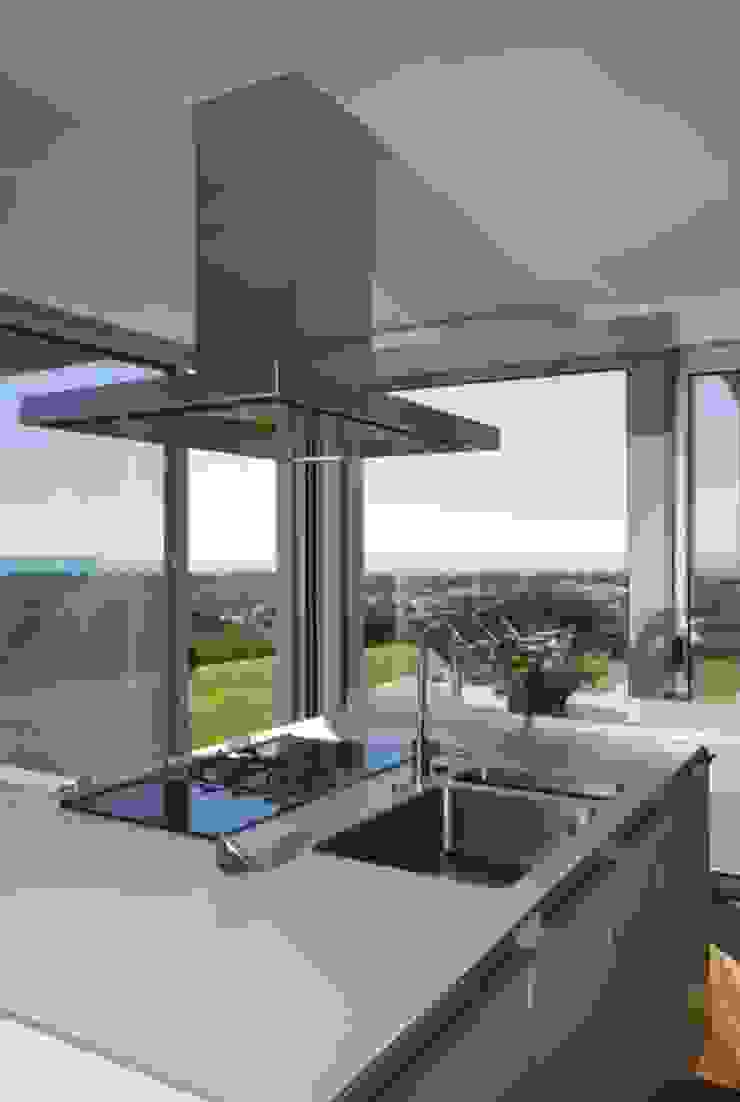 Beach front modern residential holiday home designSTUDIO - Lopes da Silva ห้องครัว