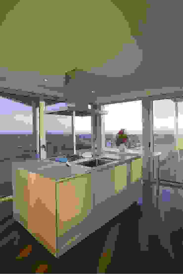 Beach front modern residential holiday home designSTUDIO - Lopes da Silva ห้องครัว