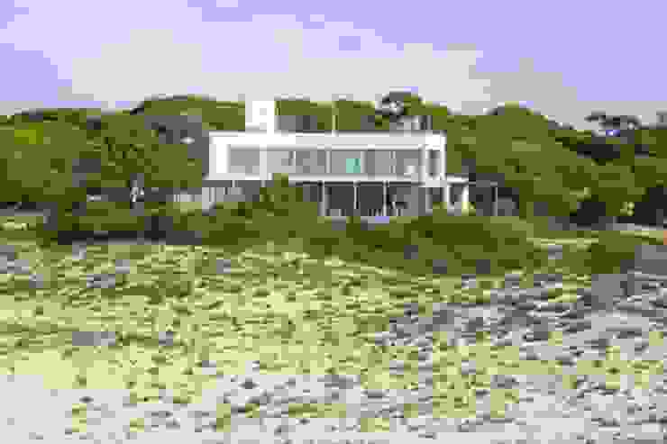 Beach front modern residential holiday home designSTUDIO - Lopes da Silva บ้านและที่อยู่อาศัย