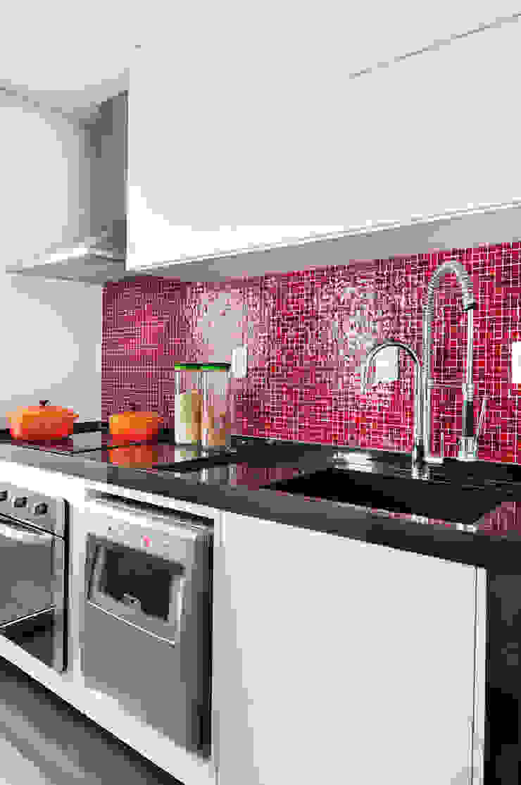 Apartamento no Campo Belo, Mario Catani - Arquitetura e Decoração Mario Catani - Arquitetura e Decoração Minimalist kitchen Ceramic Red